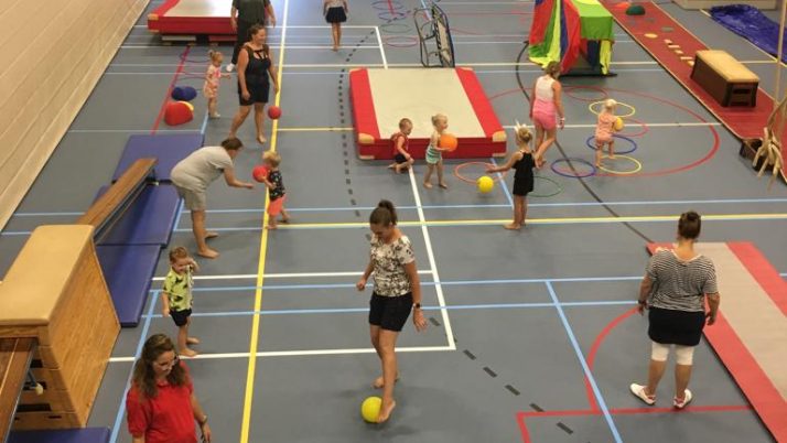 Balanceren op een evenwichtsbalk over de ijskoude zee, gooien met sneeuwballen en van de ene naar de andere ijsschots springen