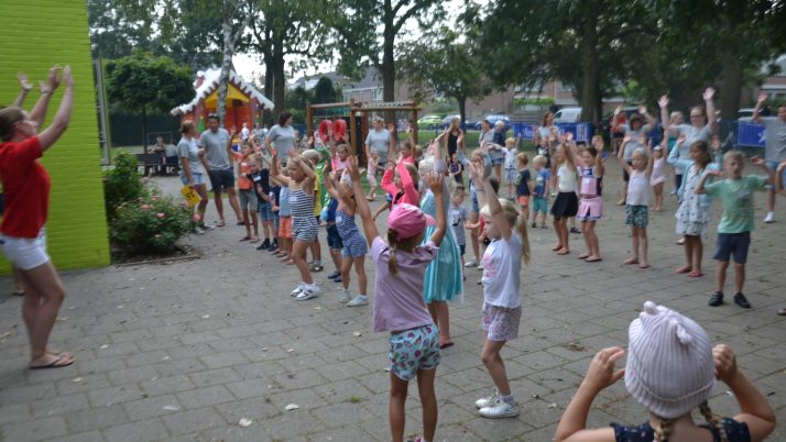 Spelletjes in wintersferen, winterse muziek, maar toch lekker buiten picknicken