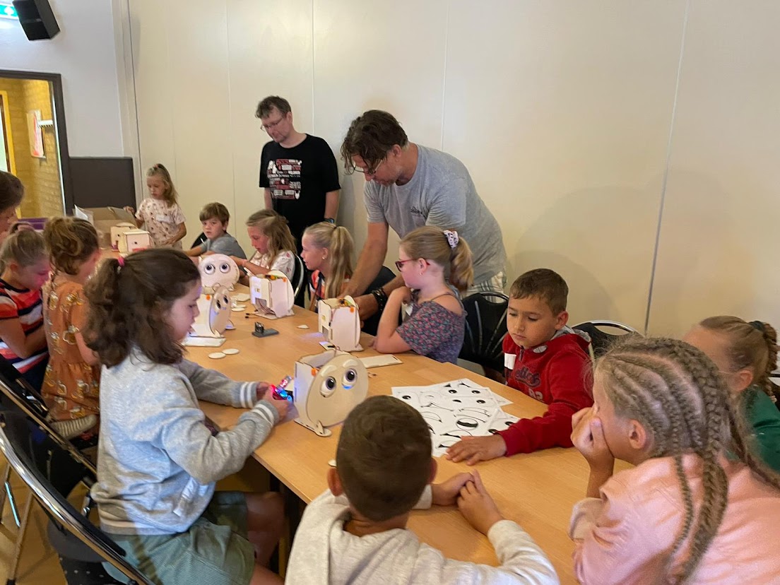 Knippen, plakken, kleuren en robotjes maken!