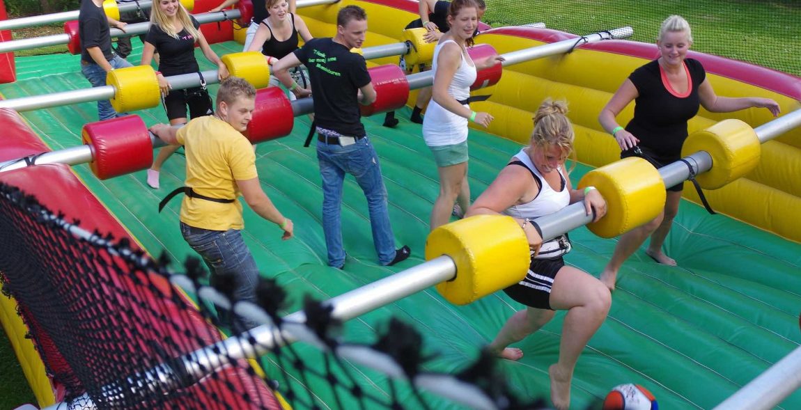 Levend tafelvoetbal tijdens de opening van de speelweek op zaterdag 13 augustus