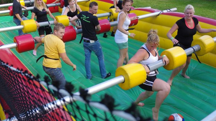 Levend tafelvoetbal tijdens de opening van de speelweek op zaterdag 13 augustus