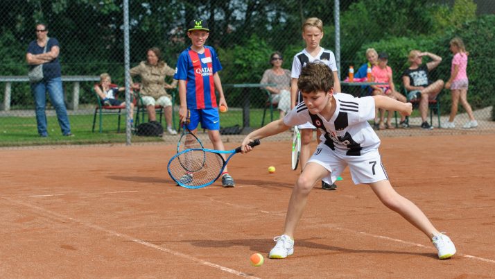 Professionele tennistrainers geven een supergave clinic.