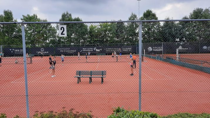 Drukte op de tennisbaan.