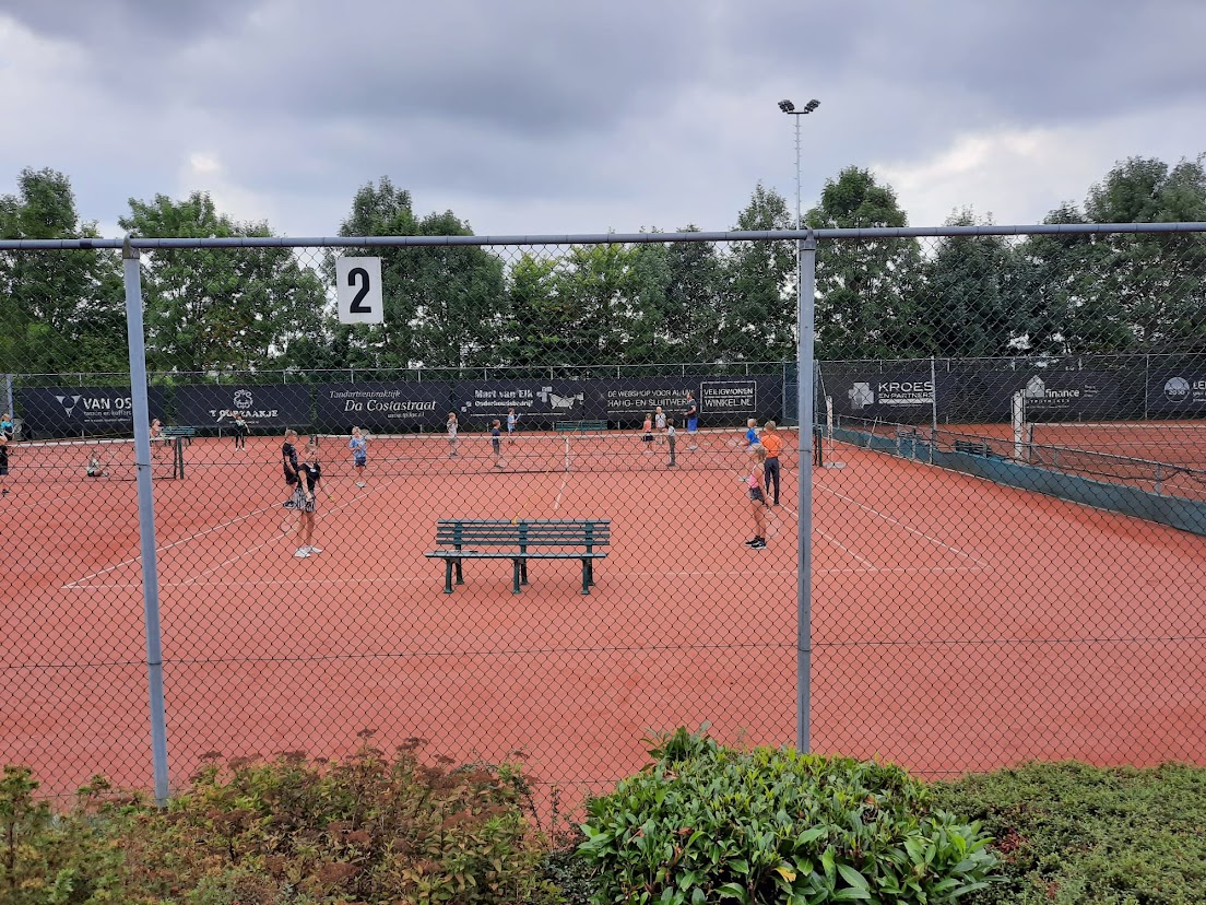 Drukte op de tennisbaan.